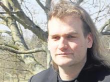 Frankfurter Neue Presse – Er schaut Rechten auf die Finger